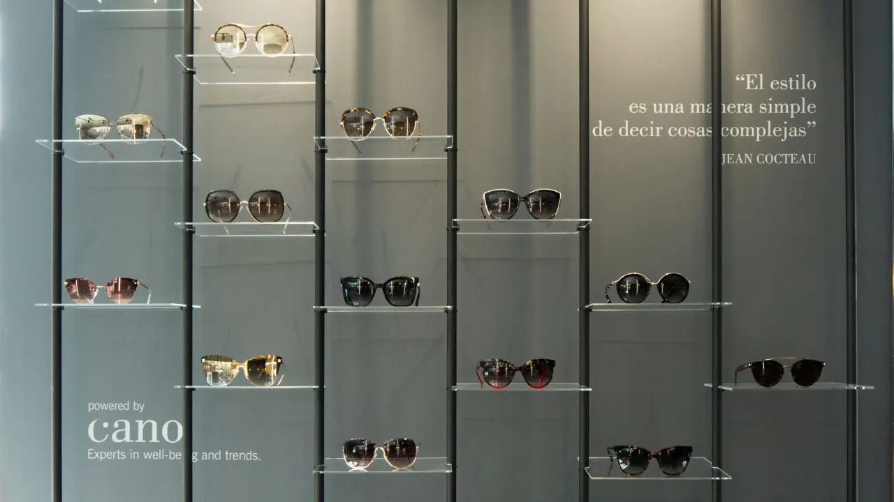 Muestra de gafas de sol en el expositor de Sensia Optics en Vera