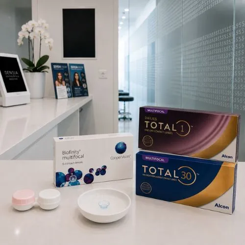 Marcas de lentillas multifocales Biofinity y Alcon expuestas en el mostrador de Sensia Optics, Vera