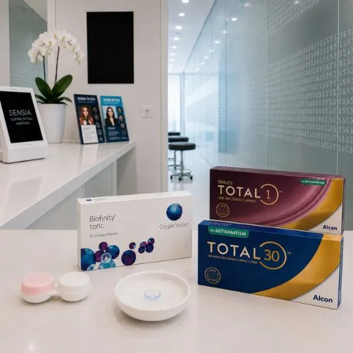 Marcas de lentillas tóricas Alcon y CooperVision expuestas en el mostrador de Sensia Optics, Vera