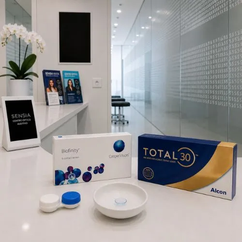 Marcas de lentillas mensuales Biofinity y Alcon expuestas en el mostrador de Sensia Óptica, Vera