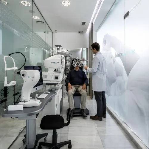 Optometrista realizando un examen previo a la adaptación de gafas progresivas en Sensia Optics, Vera