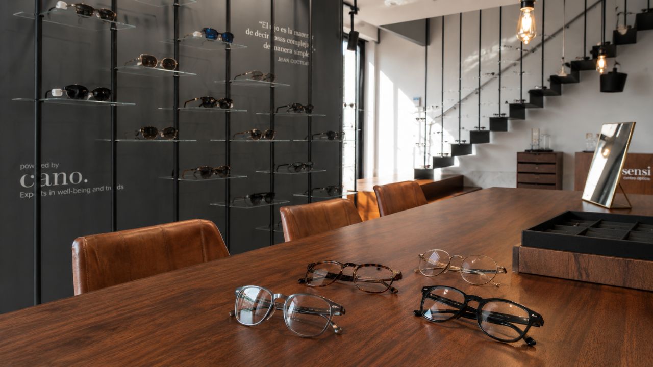Muestrario de monturas para gafas graduadas sobre mesa en Sensia Óptica, Vera